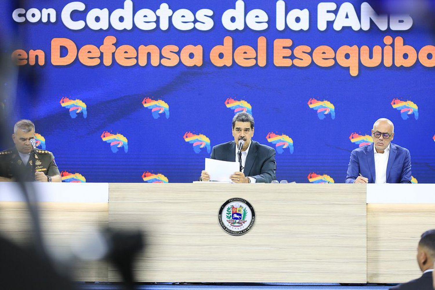 Maduro acusa a ExxonMóbil de pagarle a políticos venezolanos para SABOTEAR el referéndum