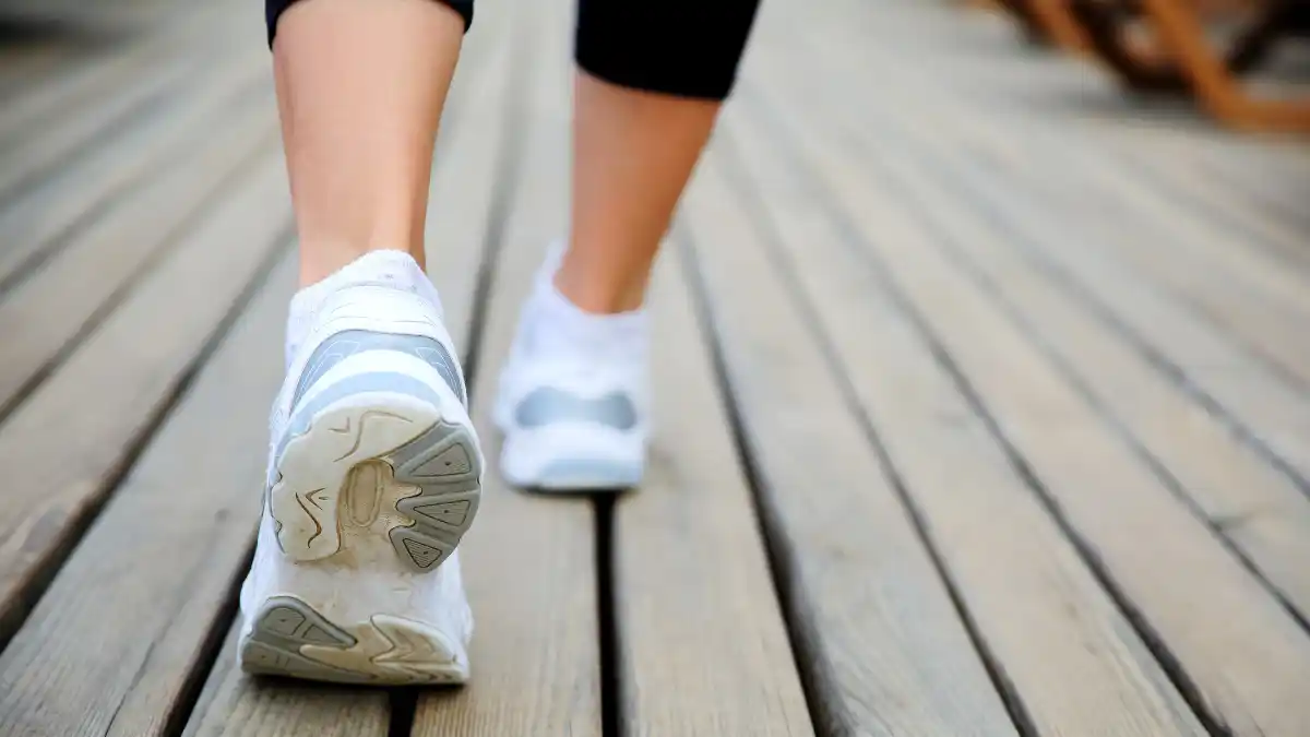 Caminar a paso ligero entre 30 y 45 minutos al día puede convertirse en un entrenamiento efectivo que mejora la salud física y mental sin necesidad de ir al gimnasio/ DeporteGlam