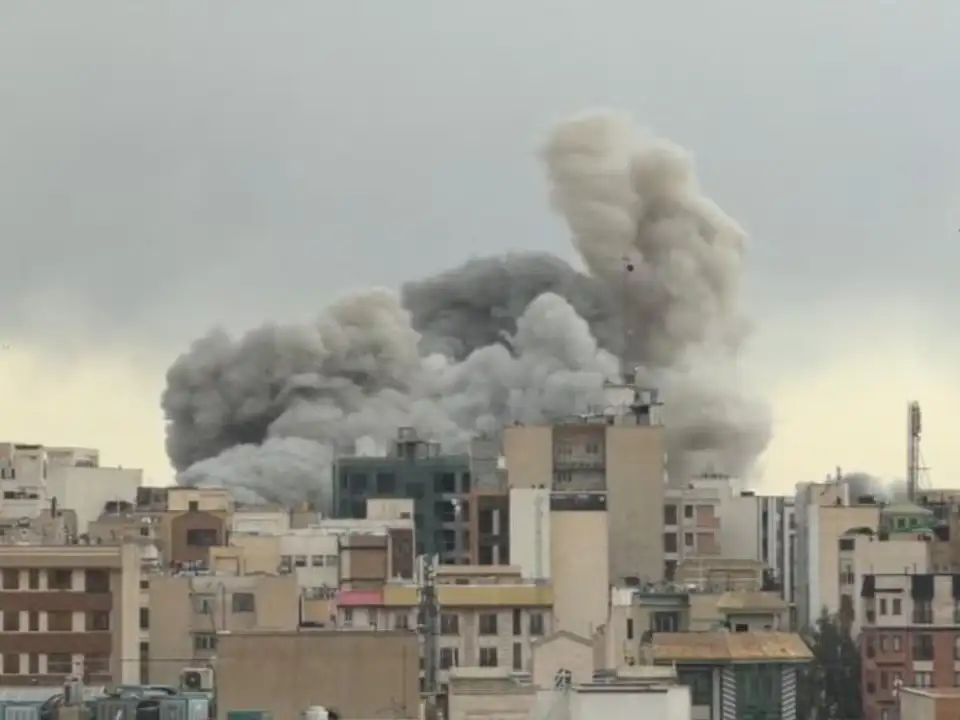 Aumenta la tensión en Medio Oriente: Irán bombardeó la Embajada de Estados Unidos en Arabia Saudita