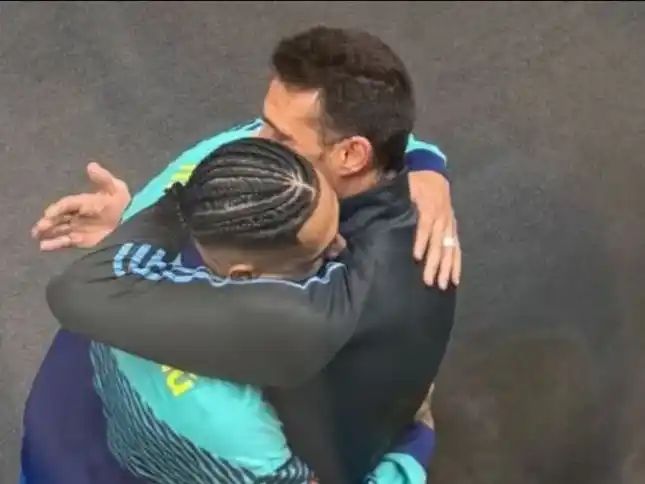 El abrazo entre Scaloni y Raphina  después de la polémica en la previa de Argentina y Brasil