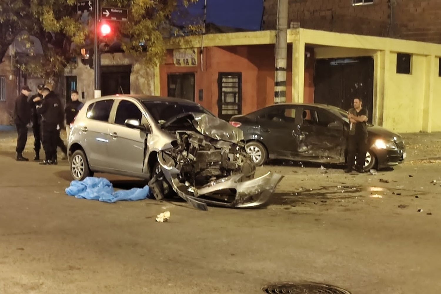 Fuerte choque entre dos vehículos en zona oeste: una mujer de 85 años resultó herida