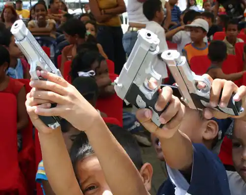 Presentan proyecto de ley para prohibir venta de videos y juguetes bélicos