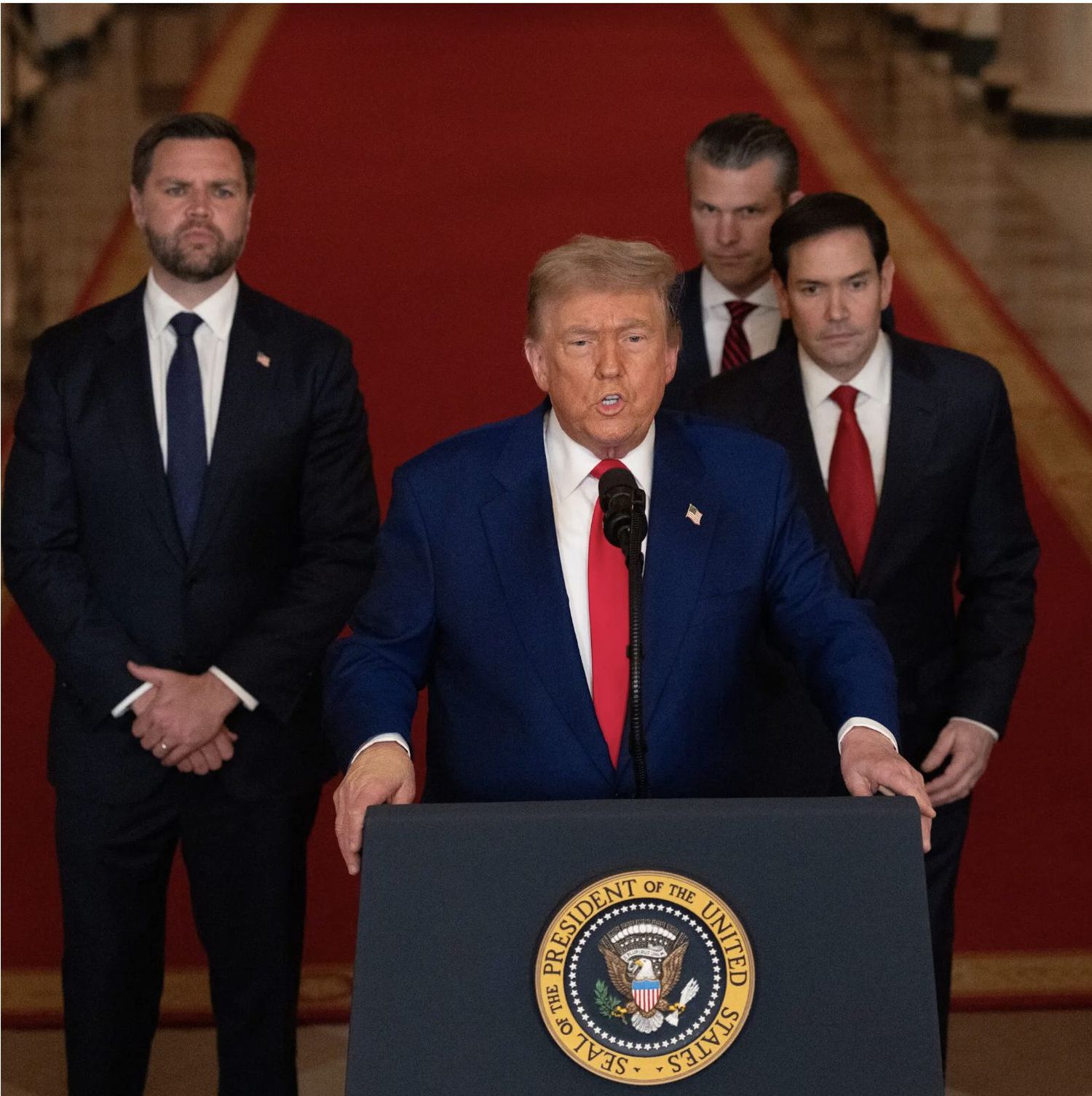 El presidente Trump se dirigió a la nación el sábado por la noche, flanqueado, de izquierda a derecha, por el vicepresidente JD Vance, el secretario de Defensa Pete Hegseth y el secretario de Estado Marco Rubio.