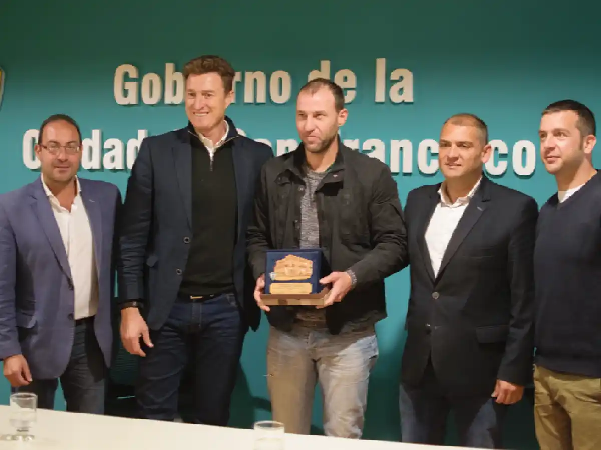 Homenajearon a Juan Manuel por su trayectoria deportiva