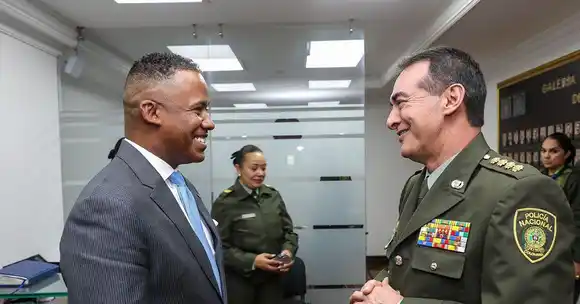 Lo que se sabe sobre la SECRETA REUNIÓN entre enviados de Biden y el director de la Policía colombiana