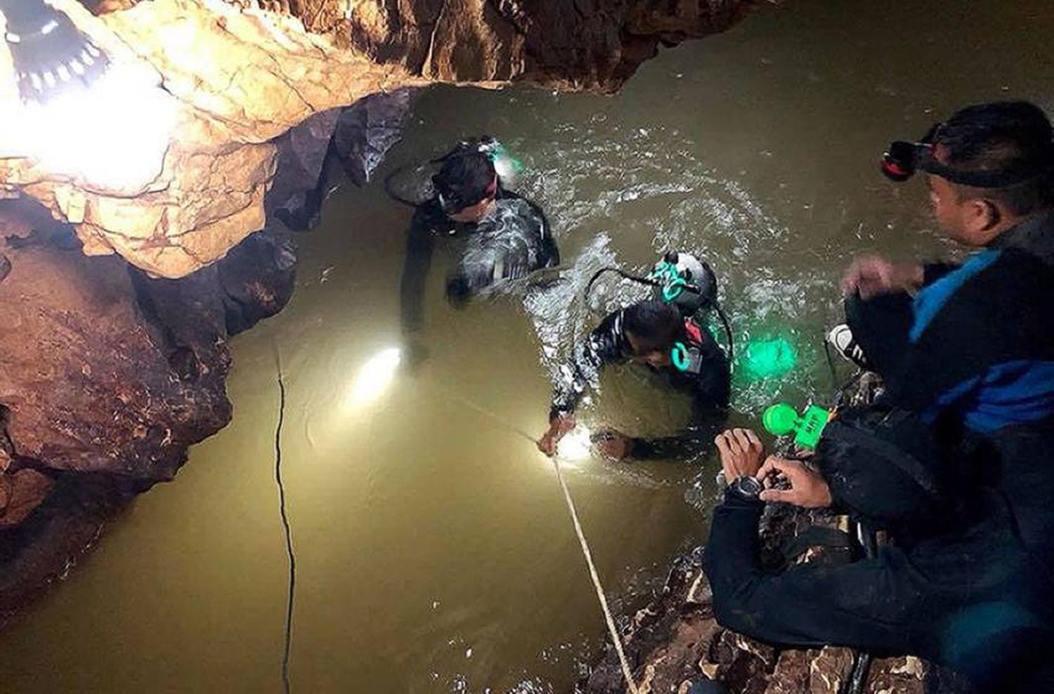 Tailandia: encontraron con vida a los 12 niños atrapados en una cueva