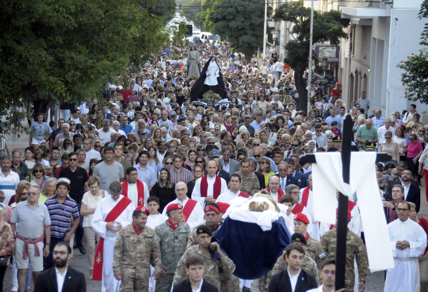 La multitud marchó junto con las imágenes de Jesús, María Magdalena, San Juan Evagelista y La Virgen Dolorosa.