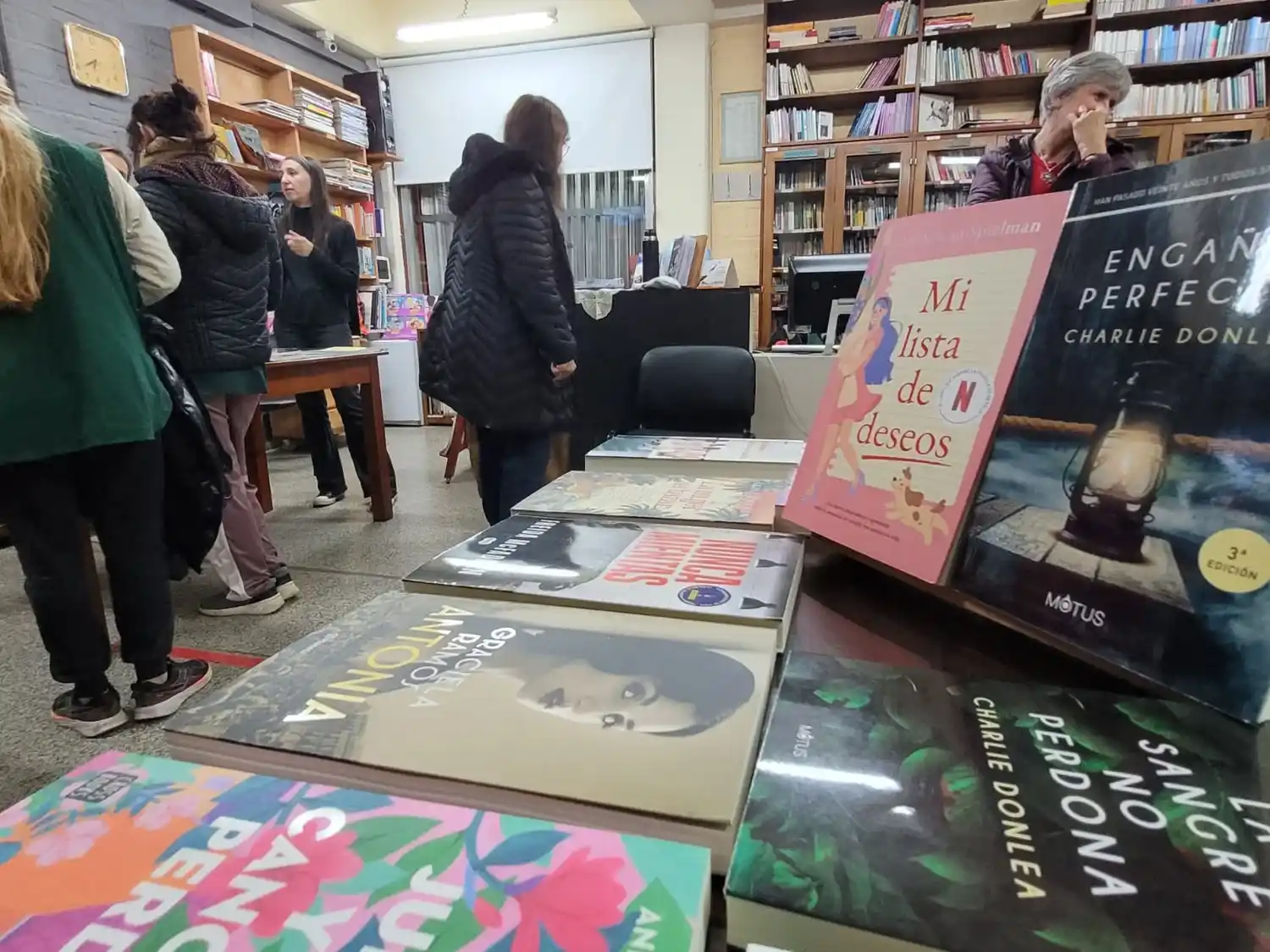 Las obras literarias están disponibles para los visitantes a la muestra. Foto: Sur24.