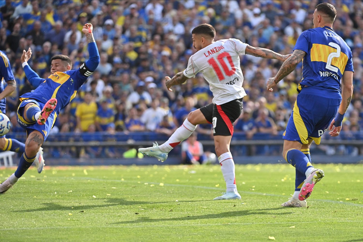 Lanzini ya capturó el rebote de Romero y define entre Rojo y Lema.