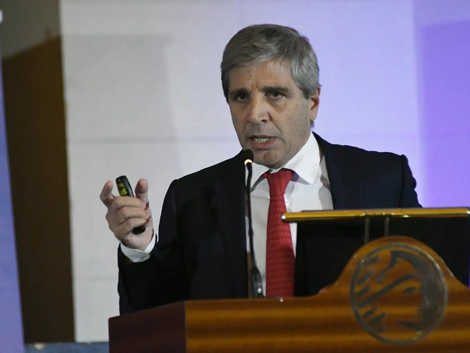 "El aumento de la recaudación tiene que venir por formalización y crecimiento económico. Si mantenés el gasto constante, como nuestro caso, vas a tener un superávit más alto", afirmó el ministro Caputo.