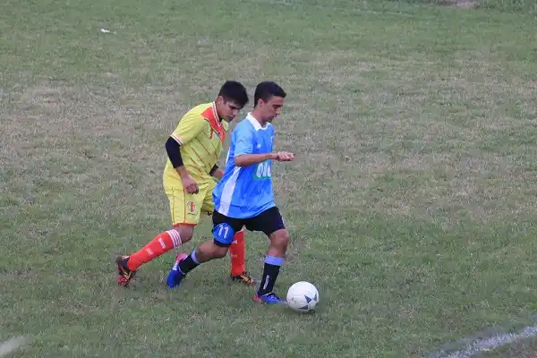 Defensores venció a Sporting y lidera junto a Isleños y Sportivo Larroque