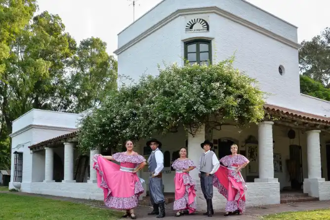 La solidaridad se celebra con música en la Gran Peña de Egresados 2026 en el Museo Pampeano