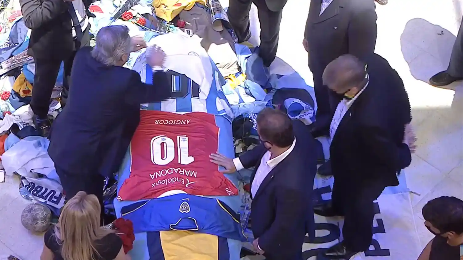 El Presidente despidió a Diego: dejó una camiseta de Argentinos Jrs y un pañuelo de Madres