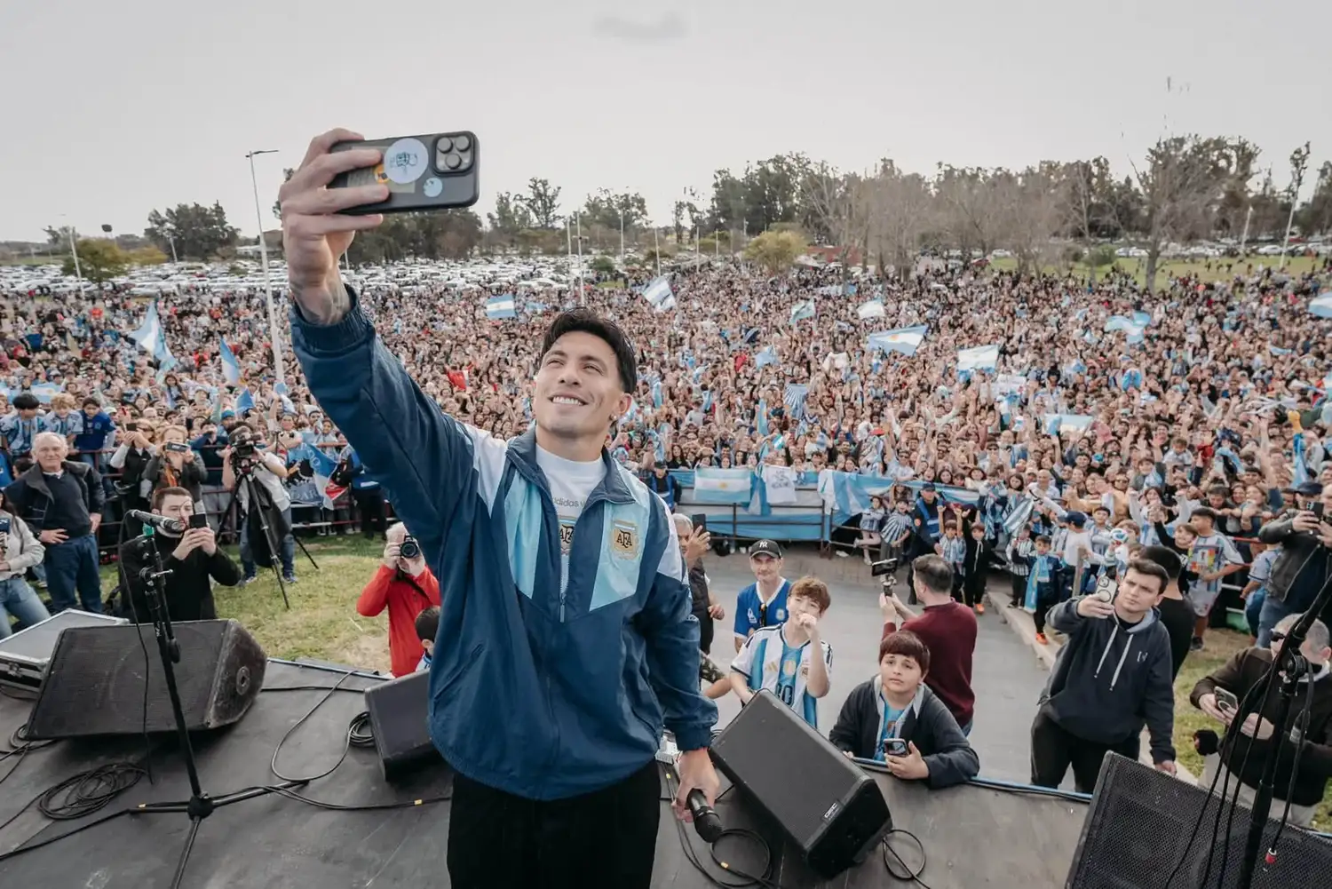 "Lo único que quiero es dejar mi legado en el fútbol", el emotivo mensaje de Lisandro Martínez a los jóvenes de Gualeguay