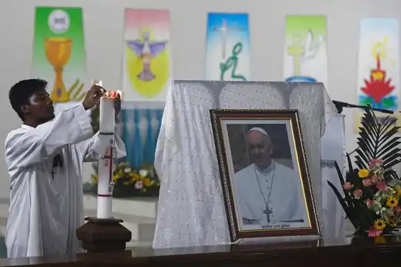 Banderas a media asta en Bangladesh: decretaron tres días de duelo por la muerte del papa Francisco