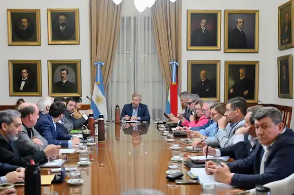 Obras viales, viviendas y conectividad escolar fueron los temas de la reunión de gabinete provincial