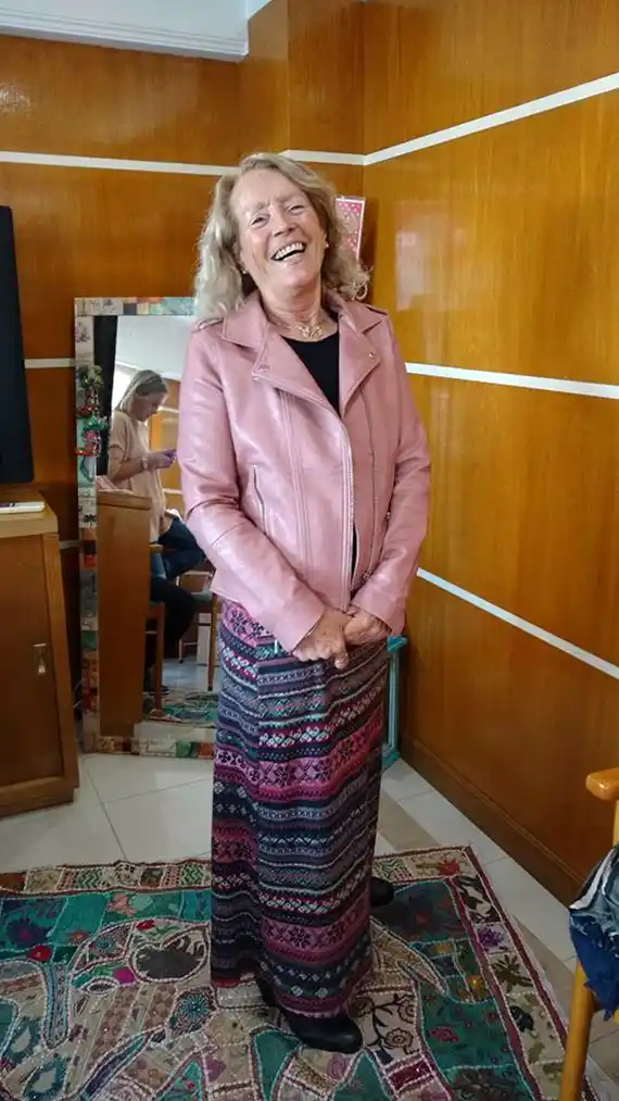 Hoy, María Teresa Bonadeo con uno de sus relatos