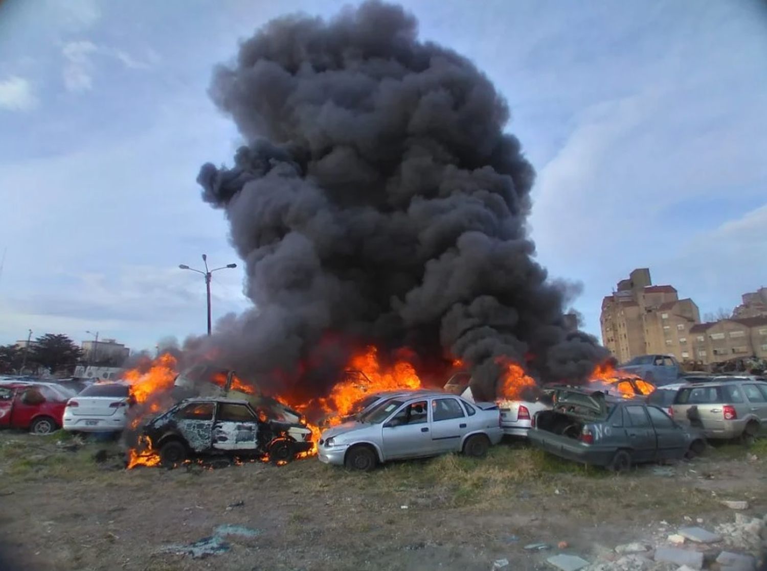 Mar del Plata: Impresionante Incendio en playón municipal por explosión de auto en desuso