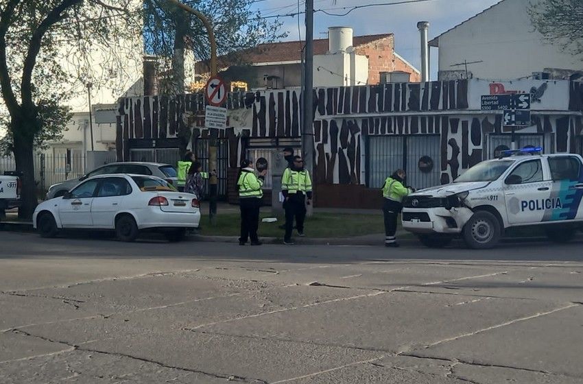Ciclista fue hospitalizada con lesiones en una pierna tras chocar con un remís