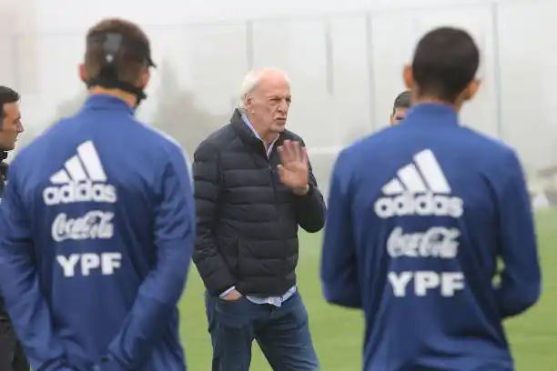 Menotti: "Riquelme tendrá que aprender a ser dirigente"