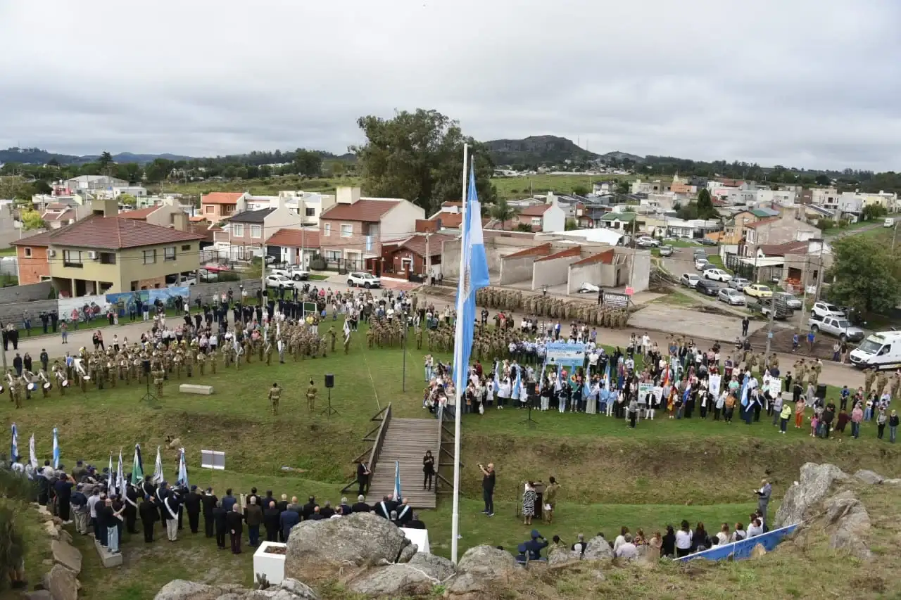 El acto central por el Día del Veterano y de los Caídos en la Guerra de Malvinas se realizó en la Plaza 2 de Abril.