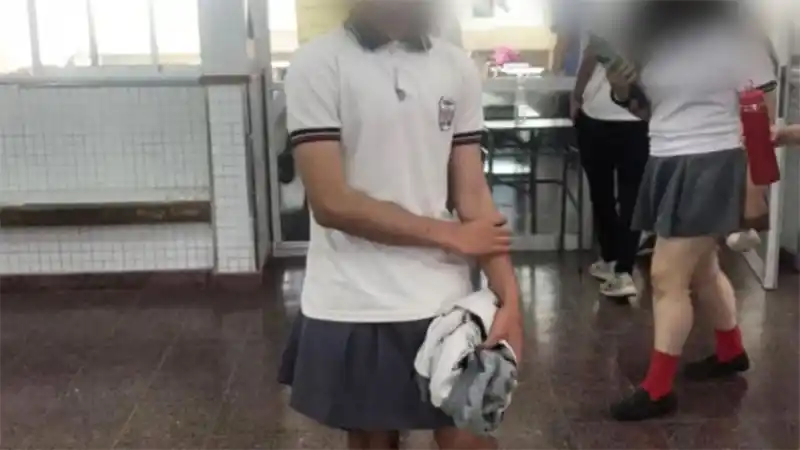 Otro alumno fue a la escuela de pollera y modificaron el código de vestimenta