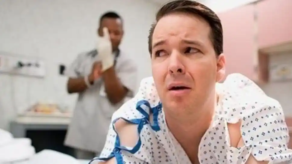 Denuncia a médico que le hizo tacto rectal porque tenía los dedos gordos