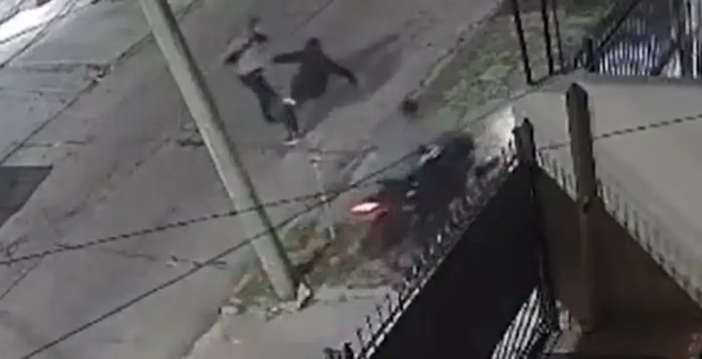 Video: dos motochoros intentaron asaltarlo, se defendió a golpes