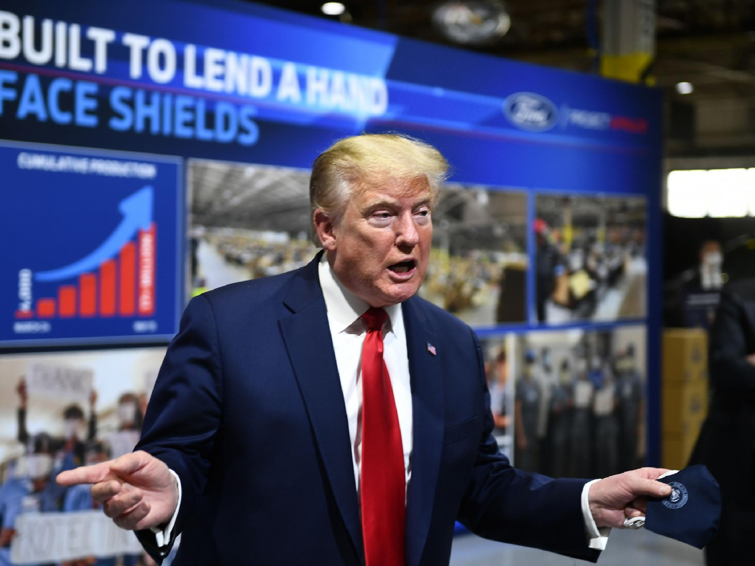 Trump dice que no le va a dar a la prensa "el placer" de verlo con barbijo