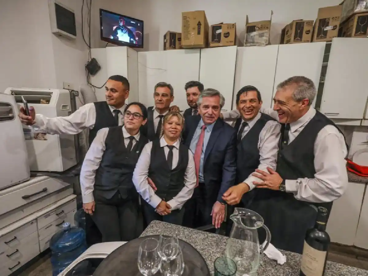 Fernández recorrió la Casa Rosada y fue recibido con algarabía por los empleados