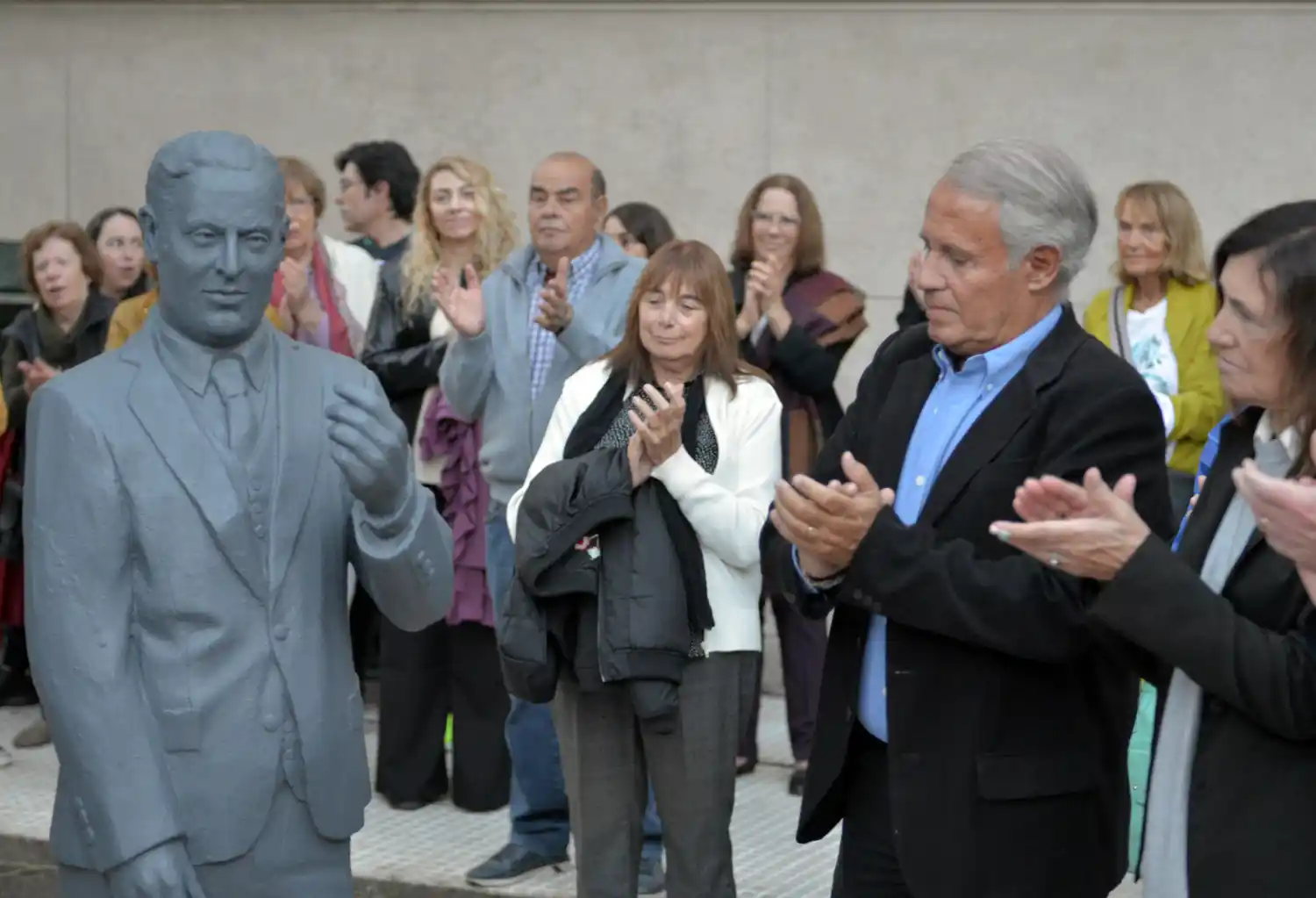 El descubrimiento de la escultura en homenaje al pionero universitario Osvaldo Zarini convocó a casi un centenar de vecinos a los jardines del Palacio.