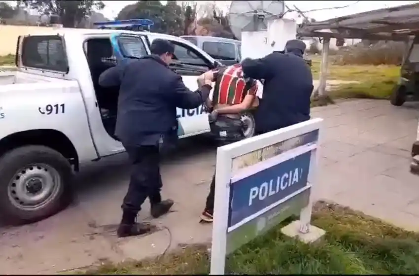 Lo descubrieron robando un auto, huyó y regresó a la hora