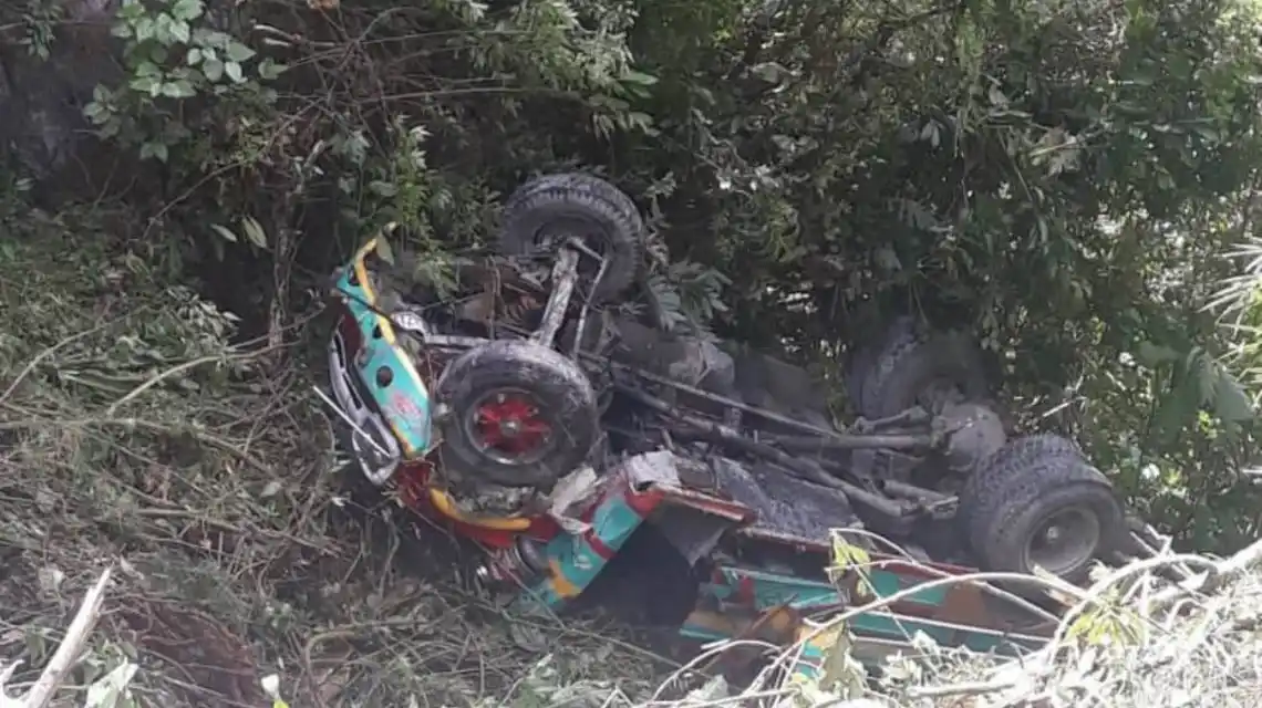 Colombia: siete muertos al caer un micro al vacío