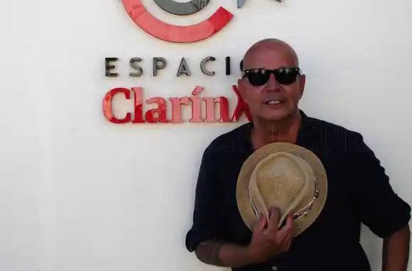 El Bahiano tocó y vibró en Espacio Clarín