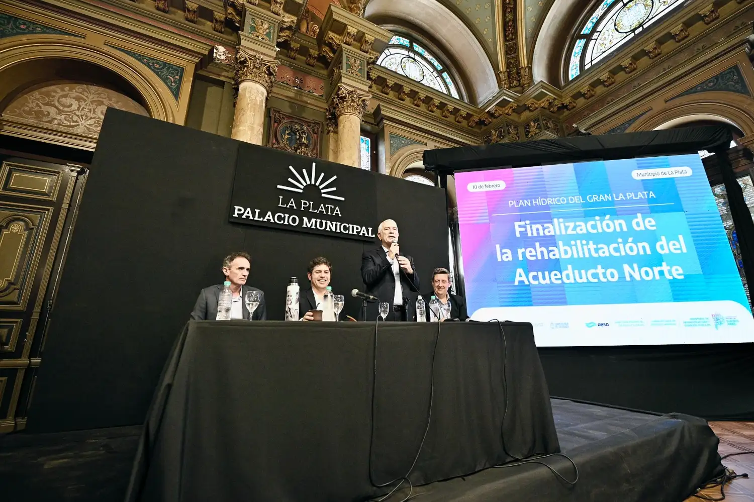 El gobernador Axel Kicillof y el intendente Julio Alak presentaron la finalización del Acueducto Norte, una obra que mejora el suministro de agua en la región capital bonaerense.