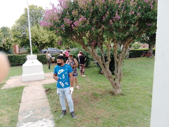 Vacunación en Santa Lucía y Doyle: cola en el hospital para inscribirse, muchos para primera dosis