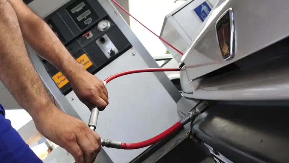 Aranguren quiere aumentar el precio del GNC a un valor similar al de la nafta