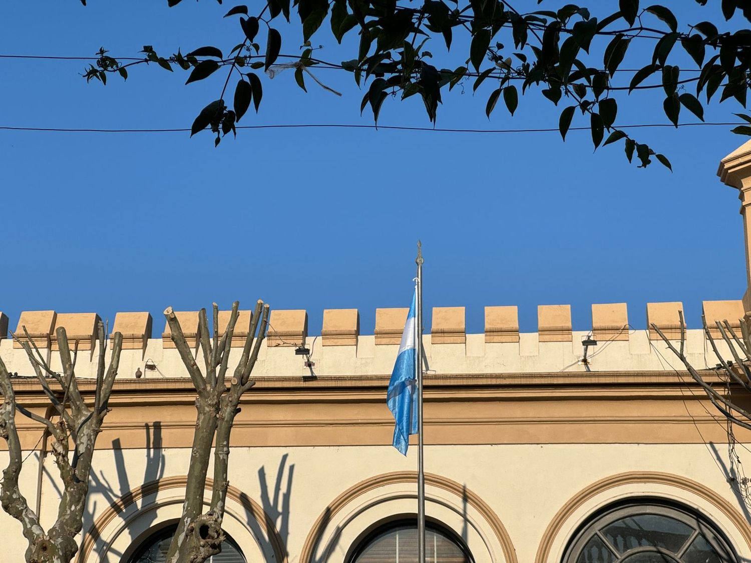 El Municipio no puso la Bandera nacional a media asta, como indica el protocolo.