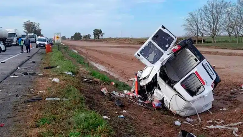 Impactante choque entre un colectivo y un auto: murieron tres personas