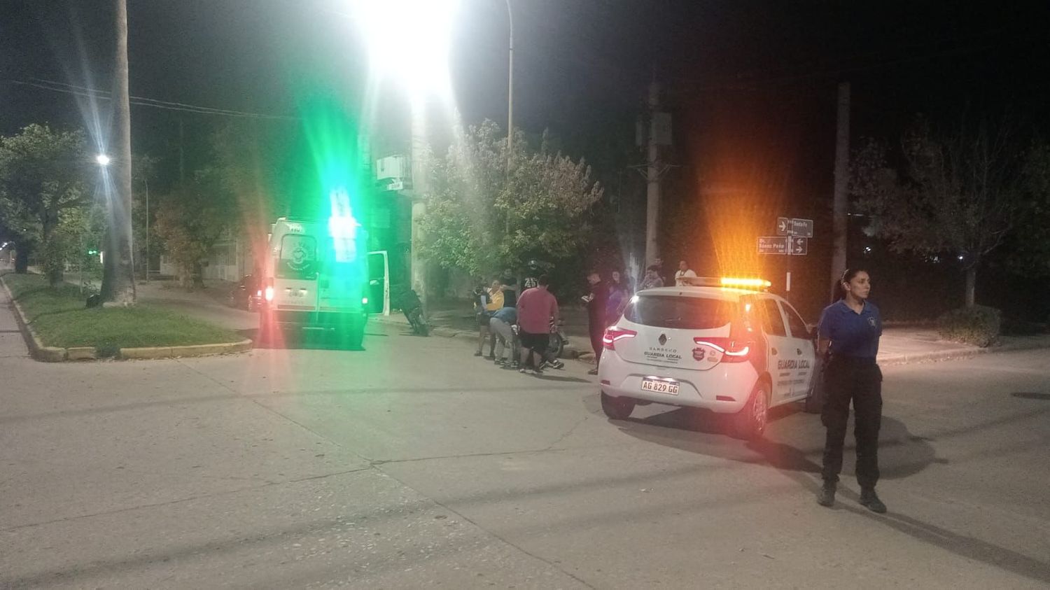 El servicio de emergencias trasladó al hospital a la joven y su hija tras el choque en moto