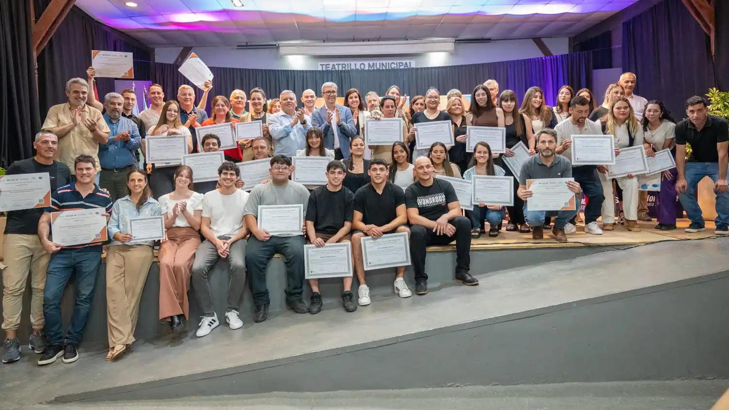 Con la presencia de Jhon Boretto y Gustavo Benedetti, se entregaron 120 títulos de diplomaturas.