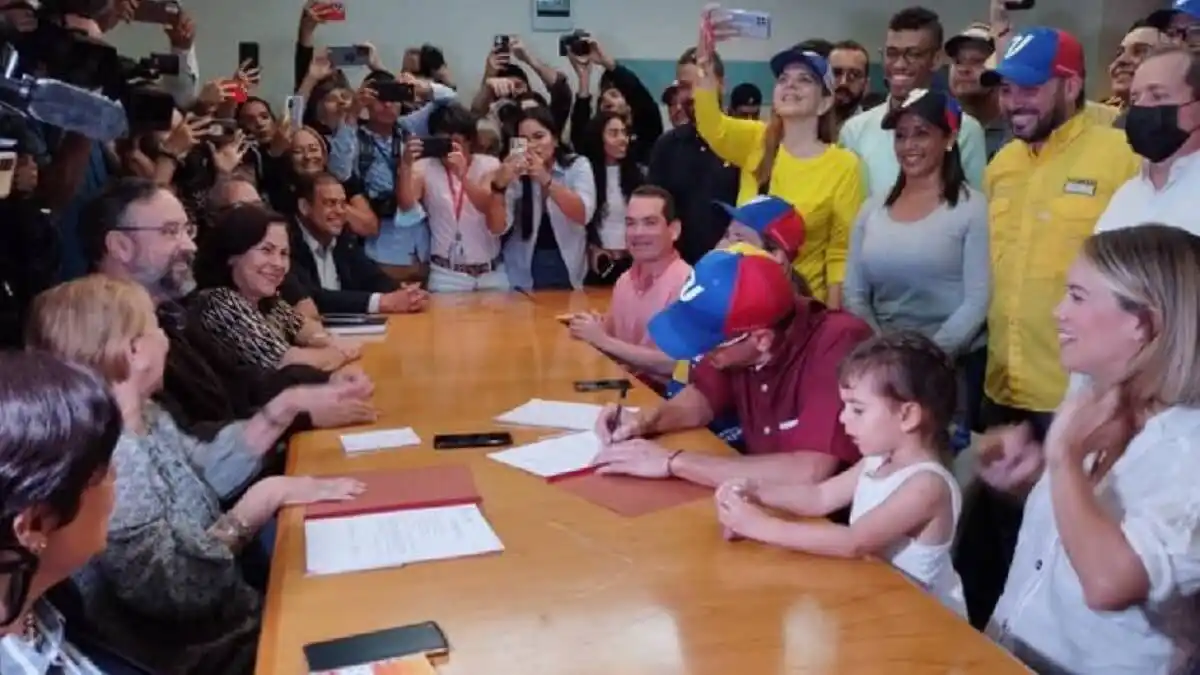 ¡»QUIERO SEGUIR LUCHANDO»! Henrique Capriles se inscribe para las primarias