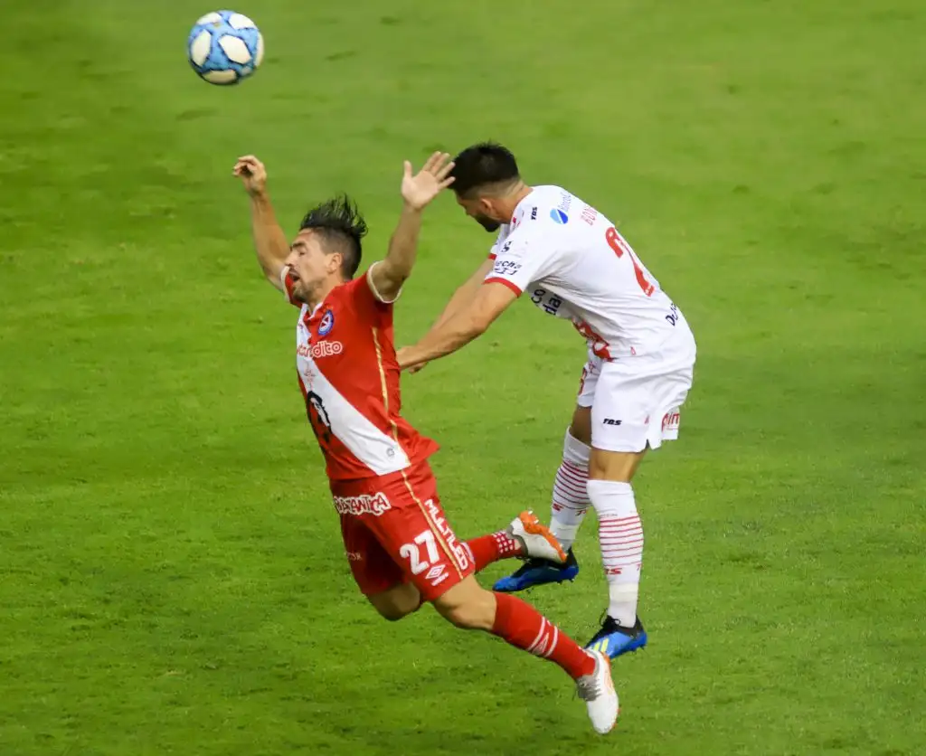 Argentinos ganó y sigue desafiando a Boca y River