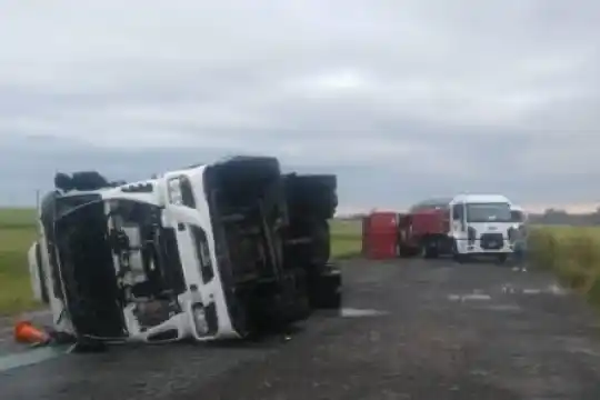 Un tornado provocó el vuelco de cinco camiones en Azul: no hay heridos