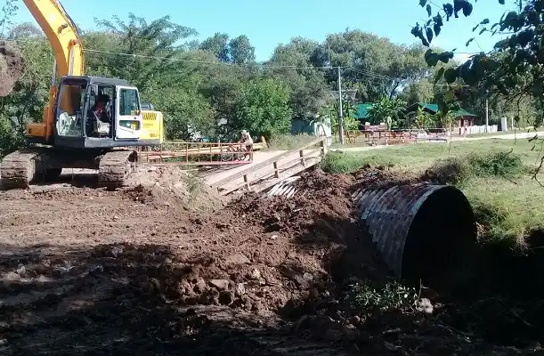 Estiman que el jueves estará habilitado el paso en el puente que se desmoronó