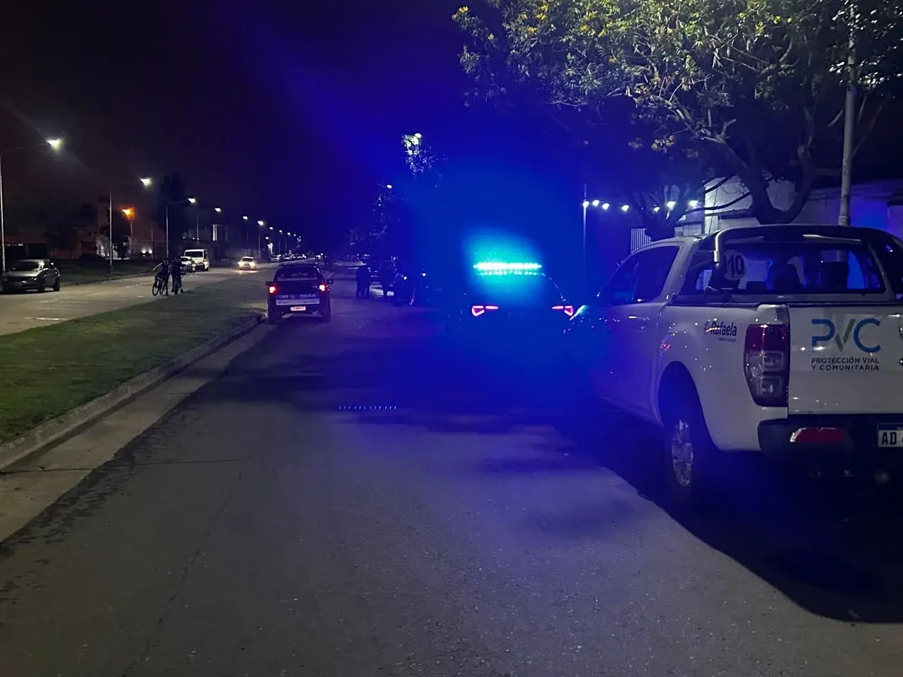 En una extraña maniobra, circulando contramano en plena avenida chocó contra un auto estacionado