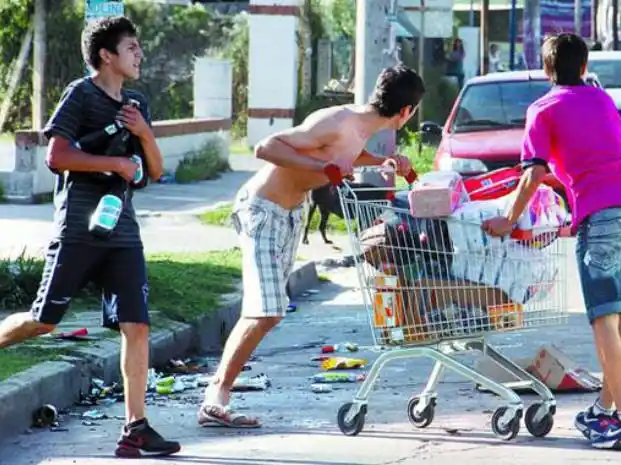 Supermercados chinos trabajan para evitar saqueos 