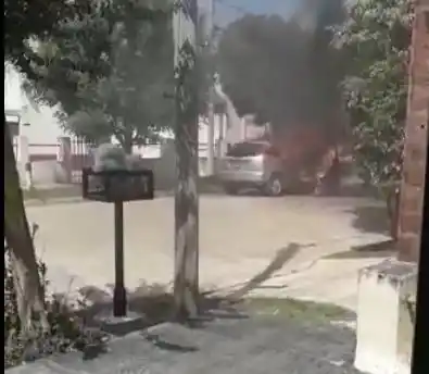 Se prendió fuego un auto cerca de la cancha de Juventud Unida