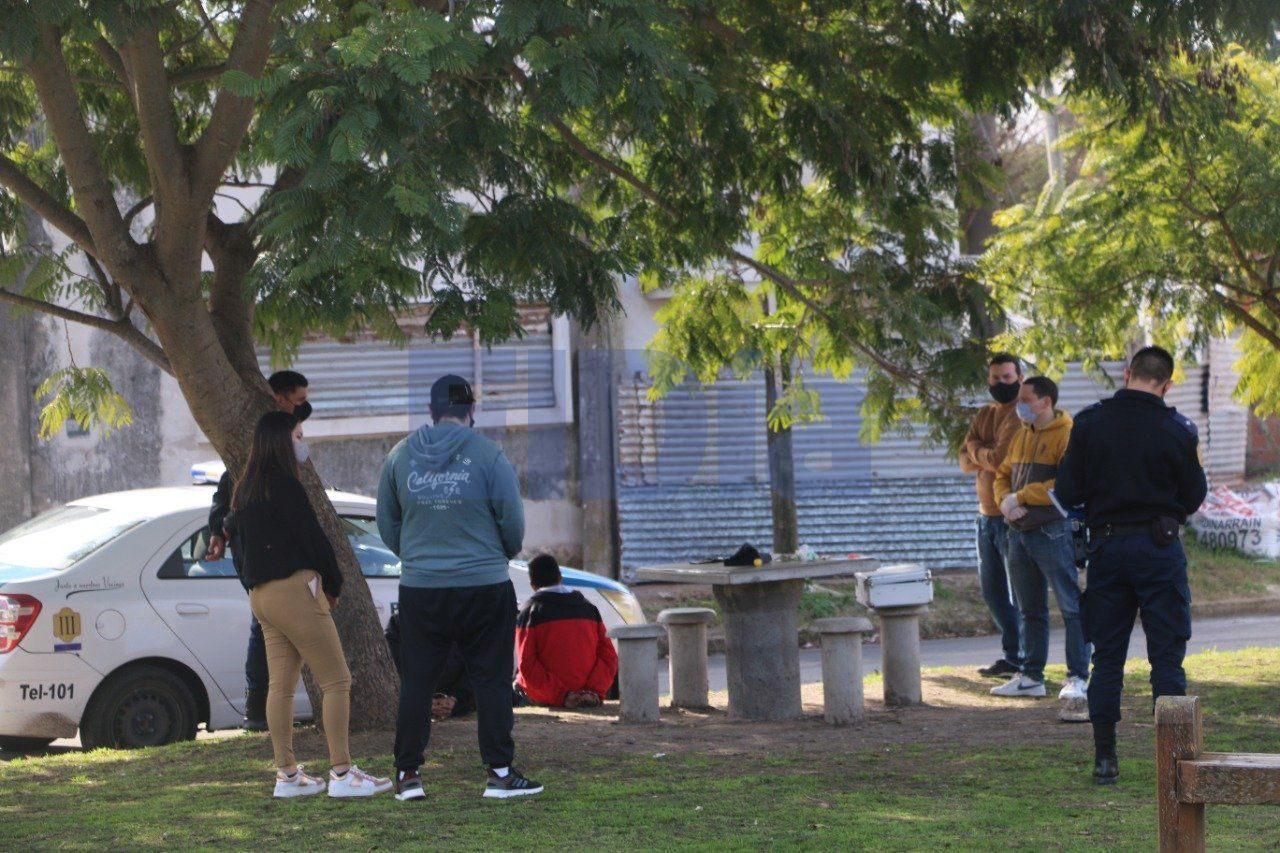 Detuvieron a dos personas con drogas en la plaza del barrio Vicoer Gualeyán