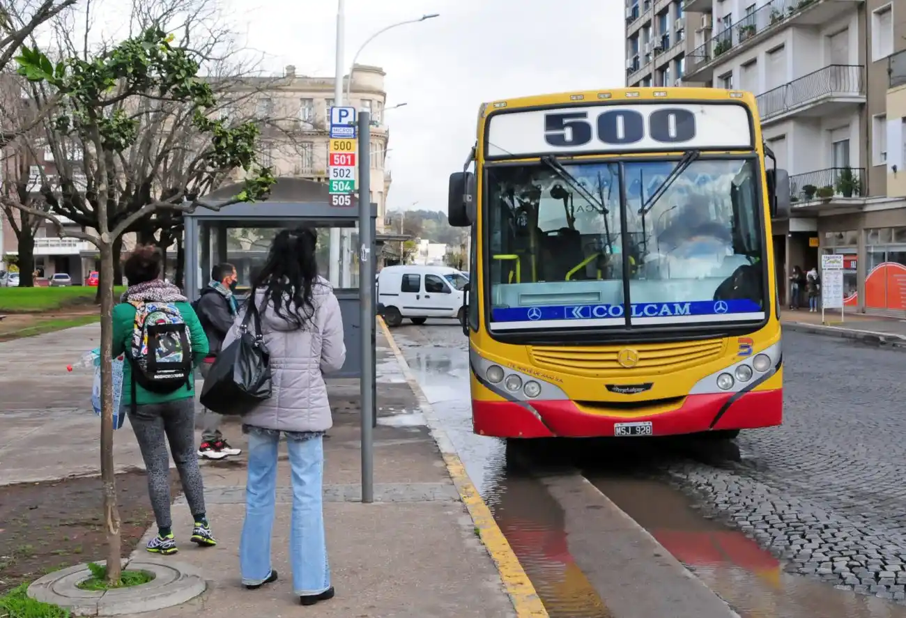 ¿Pueden viajar personas paradas en los colectivos?